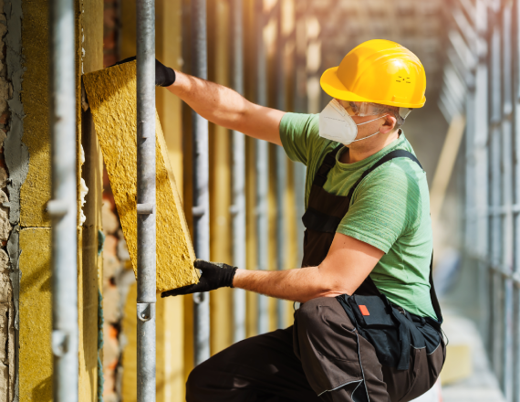 Travaux d'isolation réalisé par un ouvrier